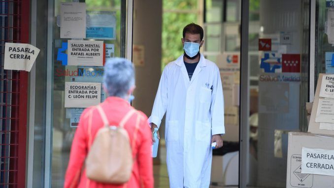 Imagen de archivo de la entrada de un centro de salud en Madrid. EFE/Víctor Lerena
