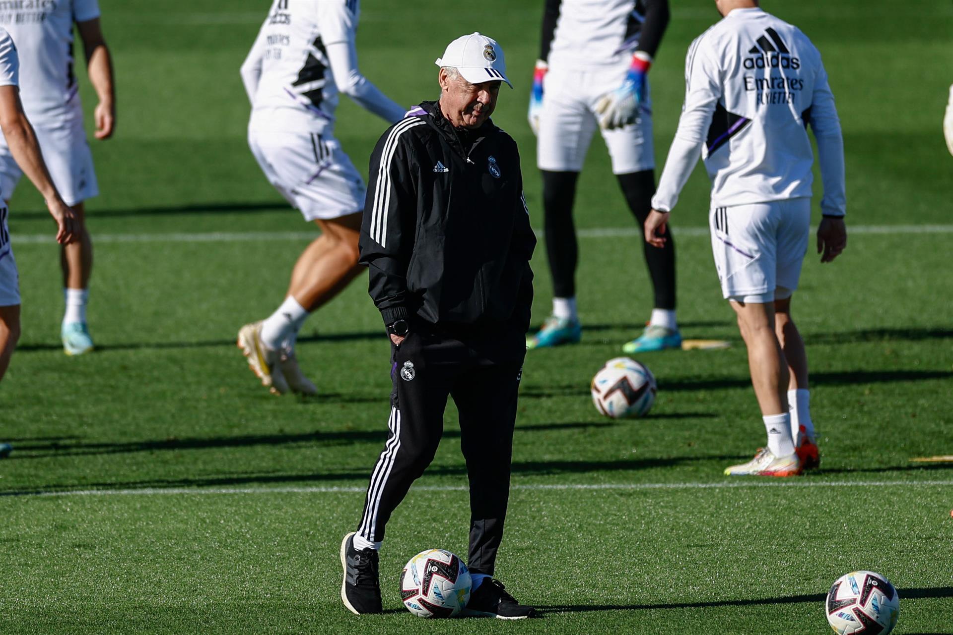 El entrenador italiano del Real Madrid, Carlo Ancelotti durante el entrenamiento del equipo en Valdebebas este domingo previo a su enfrentamiento liguero contra el Rayo Vallecano. EFE/Rodrigo Jiménez
