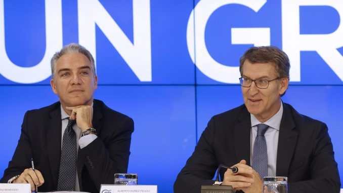 El presidente del Partido Popular, Alberto Núñez Feijóo, junto al coordinador general de la formación, Elías Bendodo (i), preside la reunión del Comité Ejecutivo Nacional del PP, este lunes en Madrid. EFE/ Javier Lizon
