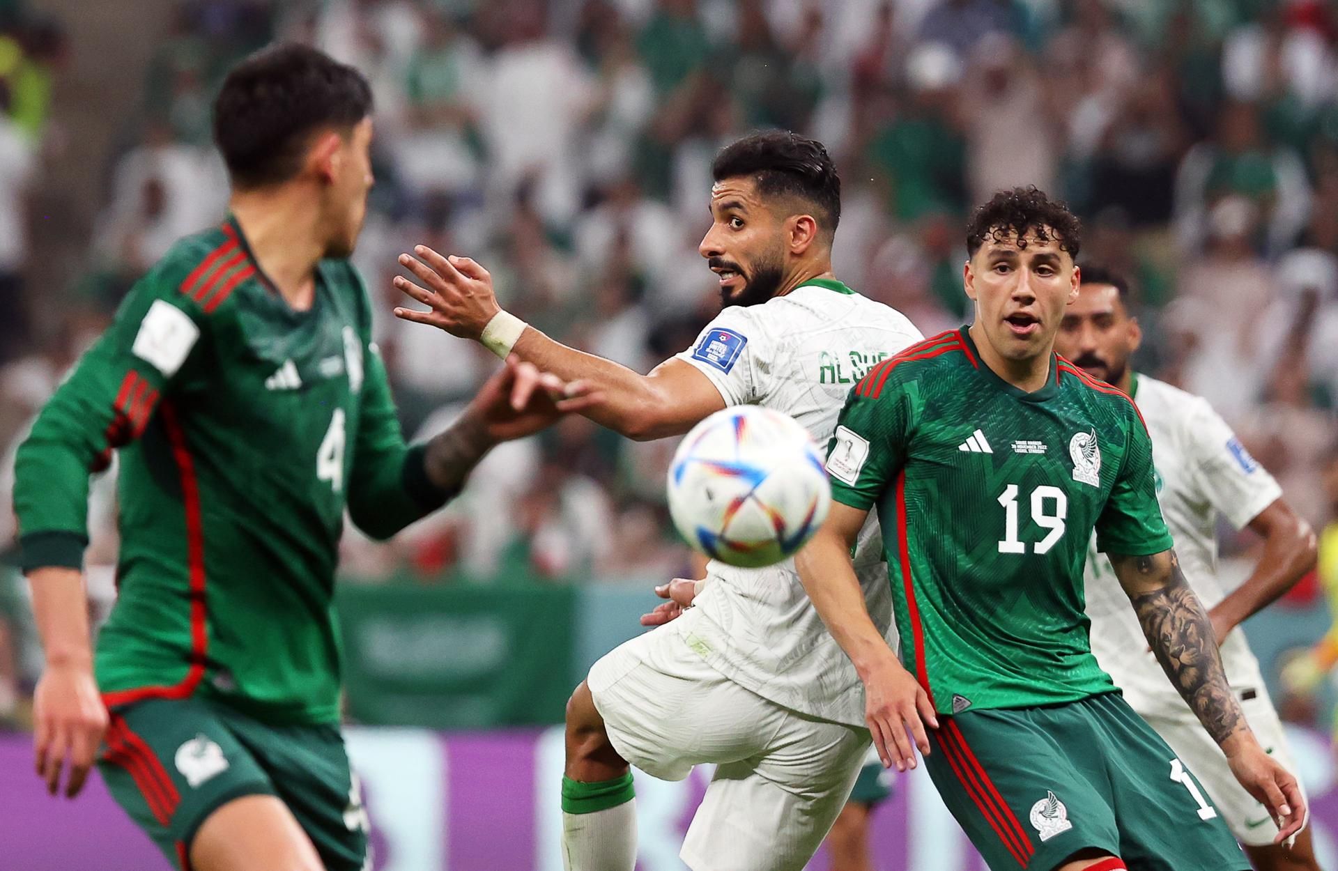 Saleh Al-Shehri (C) de Arabia Saudí en acción en contra Jorge Sanchez (R) de México durante elpartido de fútbol entre Arabia Saudí y México en Lusail Estadio en Lusail, Qatar. EFE/EPA/Abedin Taherkenareh

