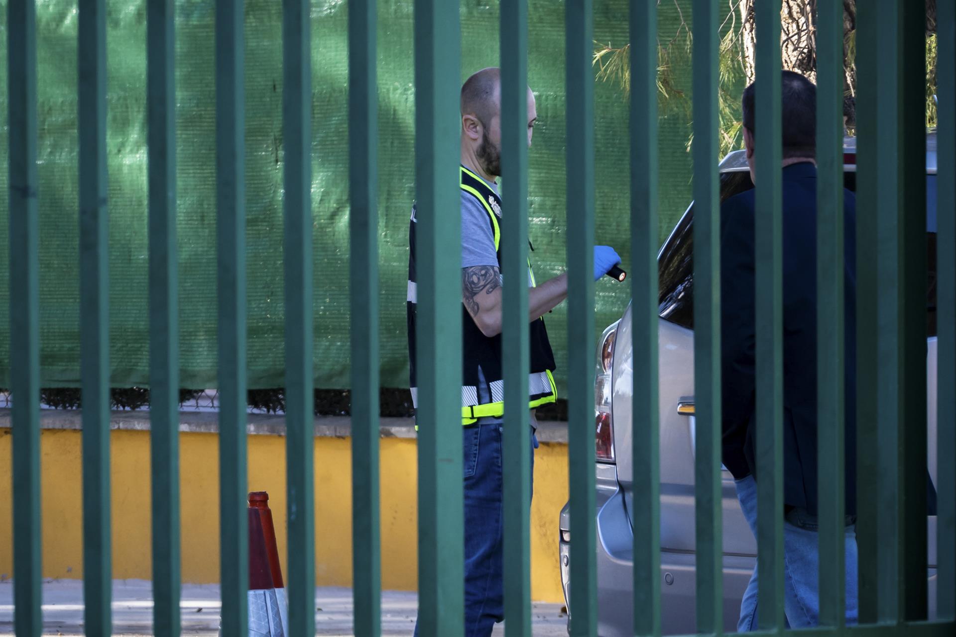 Agentes de la Guardia Civil toman fotografías del vehículo involucrado en el atropello mortal de cuatro personas en Torrejón, este domingo en el cuartel de la Guardia Civil de Seseña, Toledo. Una boda que se celebraba la pasada madrugada en un restaurante de Torrejón de Ardoz (Madrid) ha acabado en tragedia cuando varias personas han irrumpido en la celebración, desatando una pelea en la que finalmente un coche ha arrollado a una decena de personas, de las que cuatro han muerto. EFE/Ángeles Visdómine
