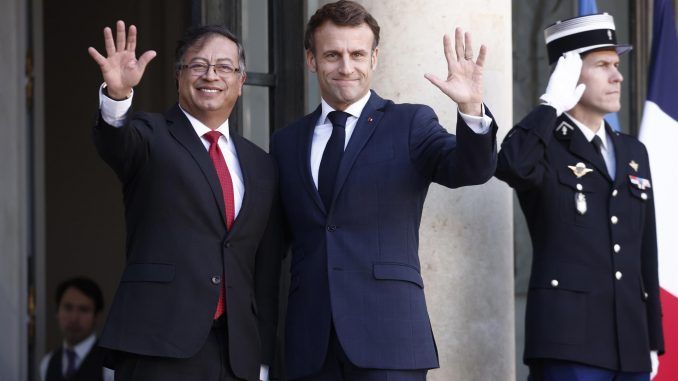 Emmanuel Macron y Gustavo Petro en foto de 10 de noviembre de 2022. EFE/EPA/YOAN VALAT
