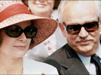 El príncipe Rainiero de Mónaco (d) junto a su esposa, Grace Kelly (i), en una celebración en Nueva York, en una imagen de archivo. EFE/Nick Wheeler