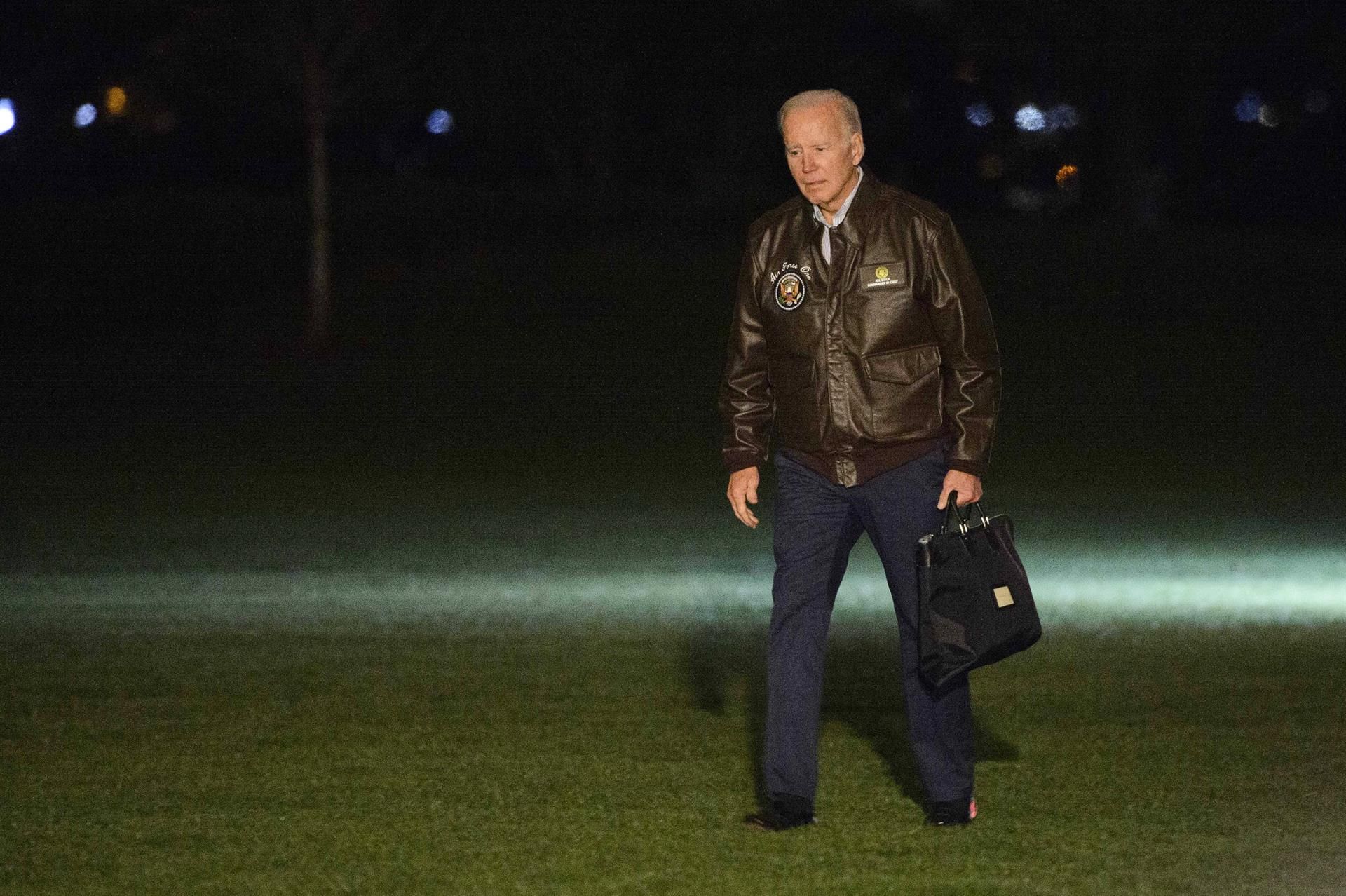 El presidente estadounidense Joe Biden sale de Marine One en el jardín sur de la Casa Blanca en Washington, este 17 de noviembre de 2022. EFE/EPA/Bonnie Cash / POOL
