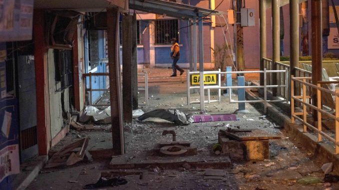 Vista de los destrozos ocasionados por una bomba en las inmediaciones de la Alcaldía de Durán. EFE/Mauricio Torres
