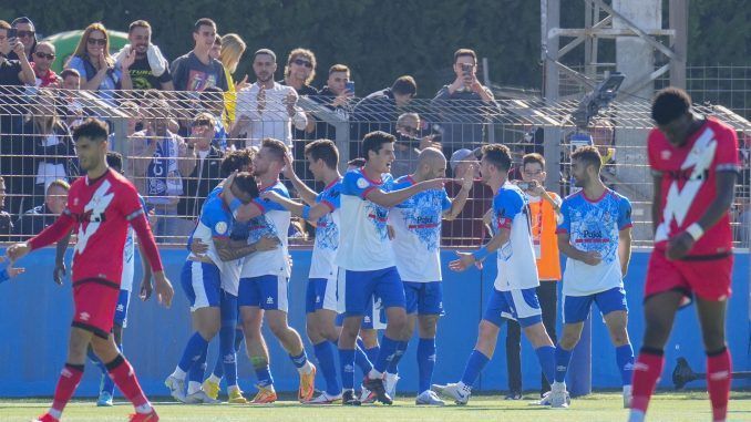 Jugadores del CFJ Mollerusa celebran tras marcar un gol durante el partido de la Copa del Rey que los enfrentó al Rayo Vallecano. EFE/ Alejandro García
