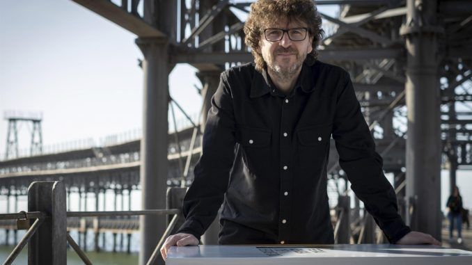 El director y guionista Juan Miguel del Castillo, que esta noche recibirá el Premio Luz de la 48 edición del Festival de Huelva, posa durante la sesión de fotos oficial en el Muelle de la Compañía Riotinto de Huelva. EFE/ Julián Pérez
