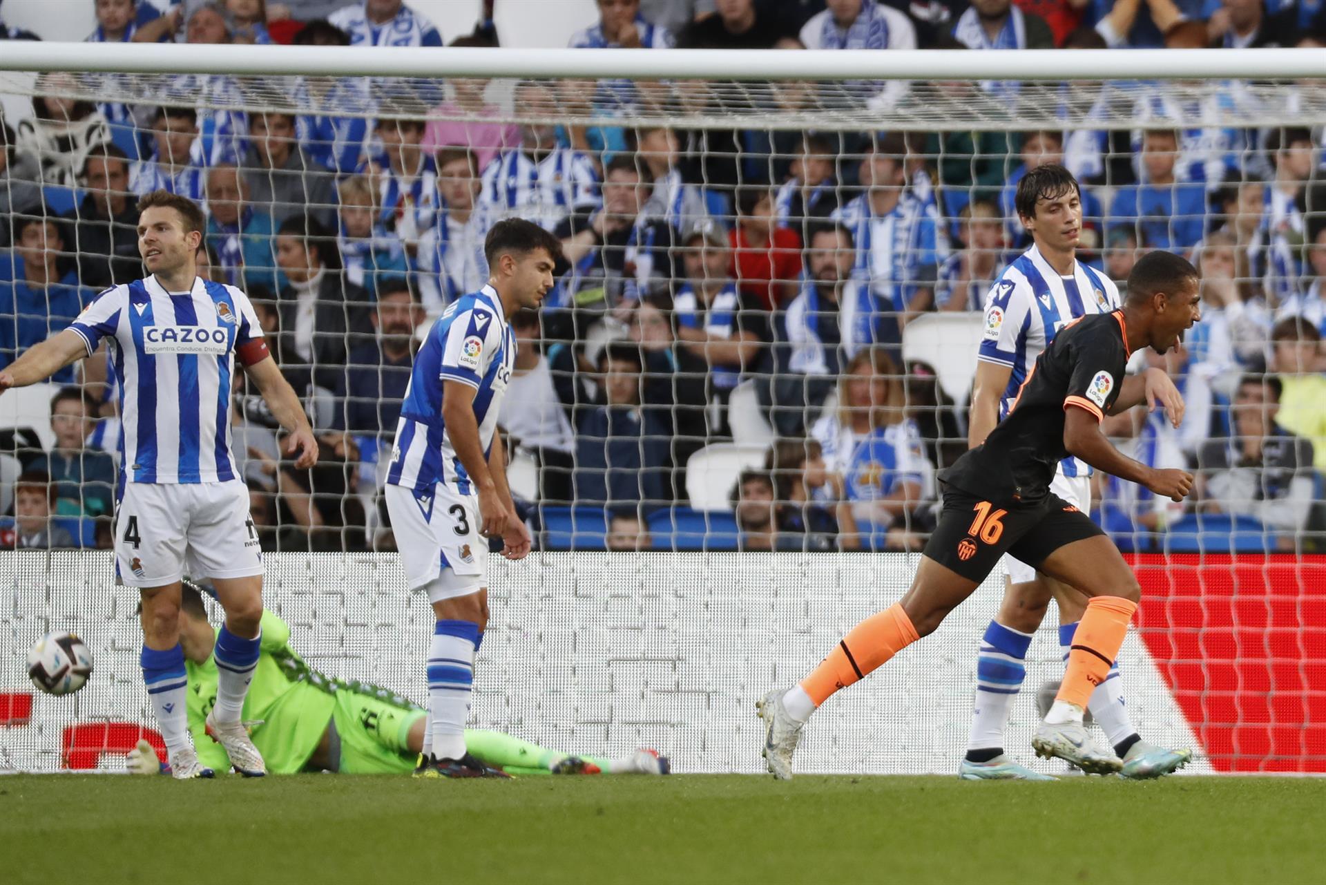 El delantero brasileño del Valencia Samuel Lino (d) celebra tras marcar el 1-1 durante el partido correspondiente a la decimotercera jornada de LaLiga entre Real Sociedad y Valencia CF disputado este domingo en el Reale Arena de San Sebastián. EFE/ Javier Etxezarreta
