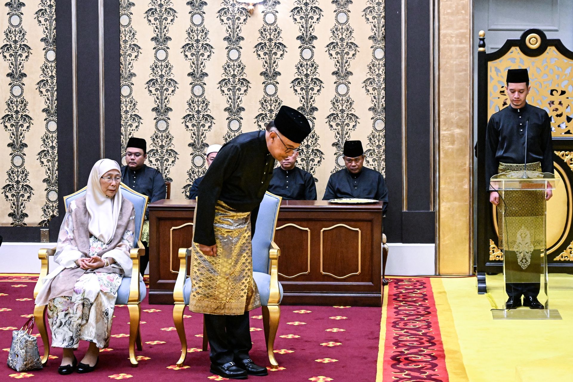 El nuevo primer ministro de Malasia, Anwar Ibrahim, y su esposa, Wan Azizah Wan Ismail. EFE/EPA/MOHD RASFAN / POOL
