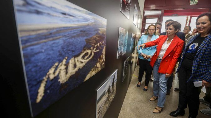 La ministra de Política Territorial y portavoz del Gobierno, Isabel Rodríguez, durante el acto 'Marea Branca 2002-2022', homenaje de la Costa da Morte a los voluntarios que limpiaron las playas y rocas gallegas del chapapote que dejó el Prestige hace veinte años.- EFE/Cabalar
