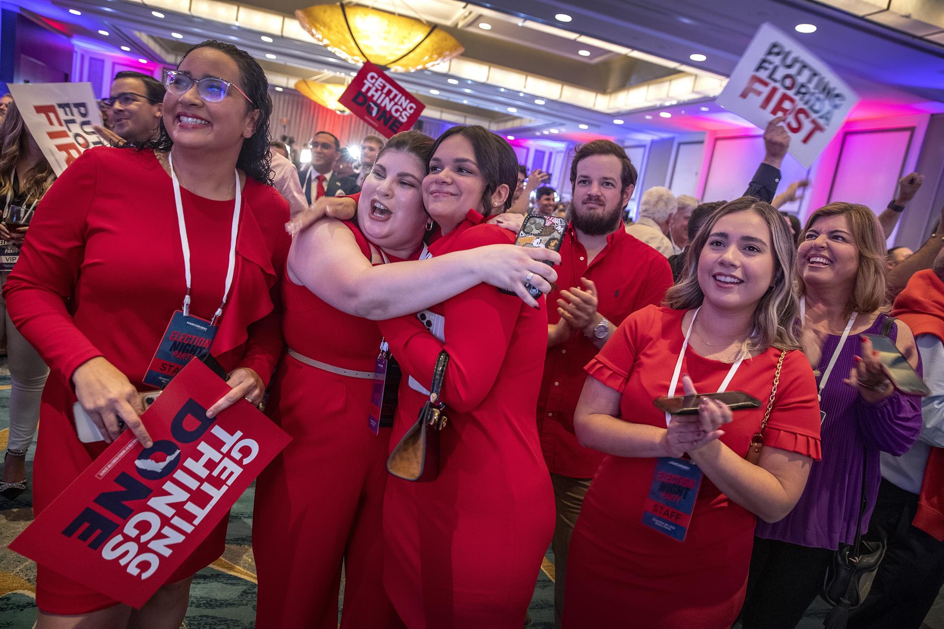 Seguidores del senador Marco Rubio, reelegido para el Senado de Estados Unidos, celebran en Miami, este 8 de noviembre de 2022. EFE/EPA/Cristóbal Herrera
