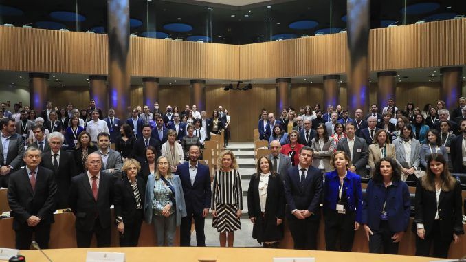 La presidenta del Congreso de los Diputados, Meritxell Batet (c), preside este lunes un acto de la Jornada de la Ciencia. La Oficina de Ciencia y Tecnología del Congreso presenta este lunes sus primeros informes tras el encargo de la Mesa del Congreso: ciberseguridad, hidrógeno verde como combustible, avances en el tratamiento contra el cáncer e inteligencia artificial y salud. EFE/ Fernando Alvarado
