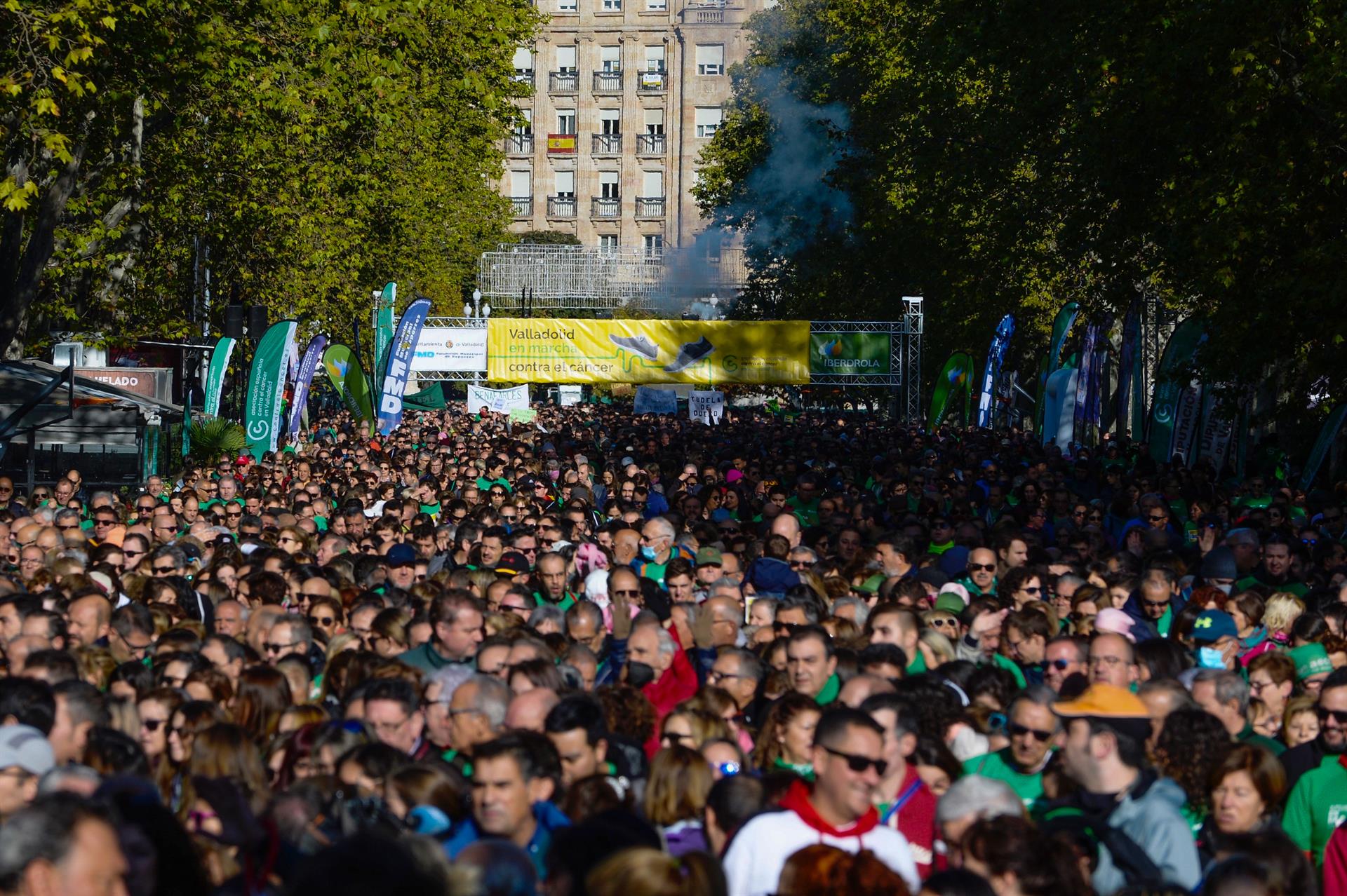 Vista de los participantes este domingo en la Marcha contra el Cáncer de Valladolid, la más numerosa de las que se celebran en España y que tiene como objetivo superar los 60.000 inscritos y batir así su propio récord. EFE/Nacho Gallego
