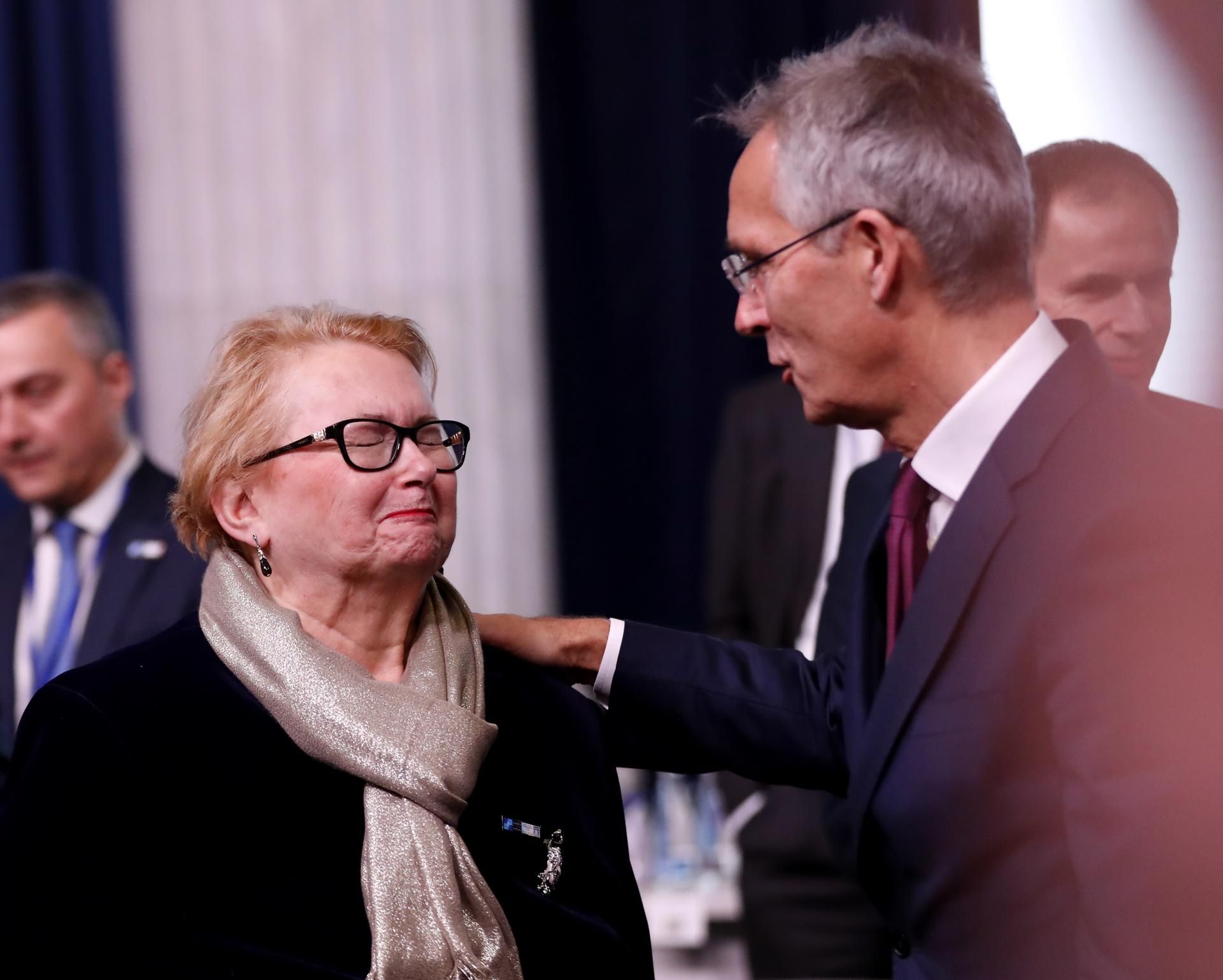 El secretario general de la OTAN, Jens Stoltenberg (D), y la ministra de Asuntos Exteriores de Bosnia y Herzegovina, Bisera Turkovic (I), en la reunión de ministros de Exteriores de la OTAN celebrada en Bucarest. EFE/EPA/ROBERT GHEMENT
