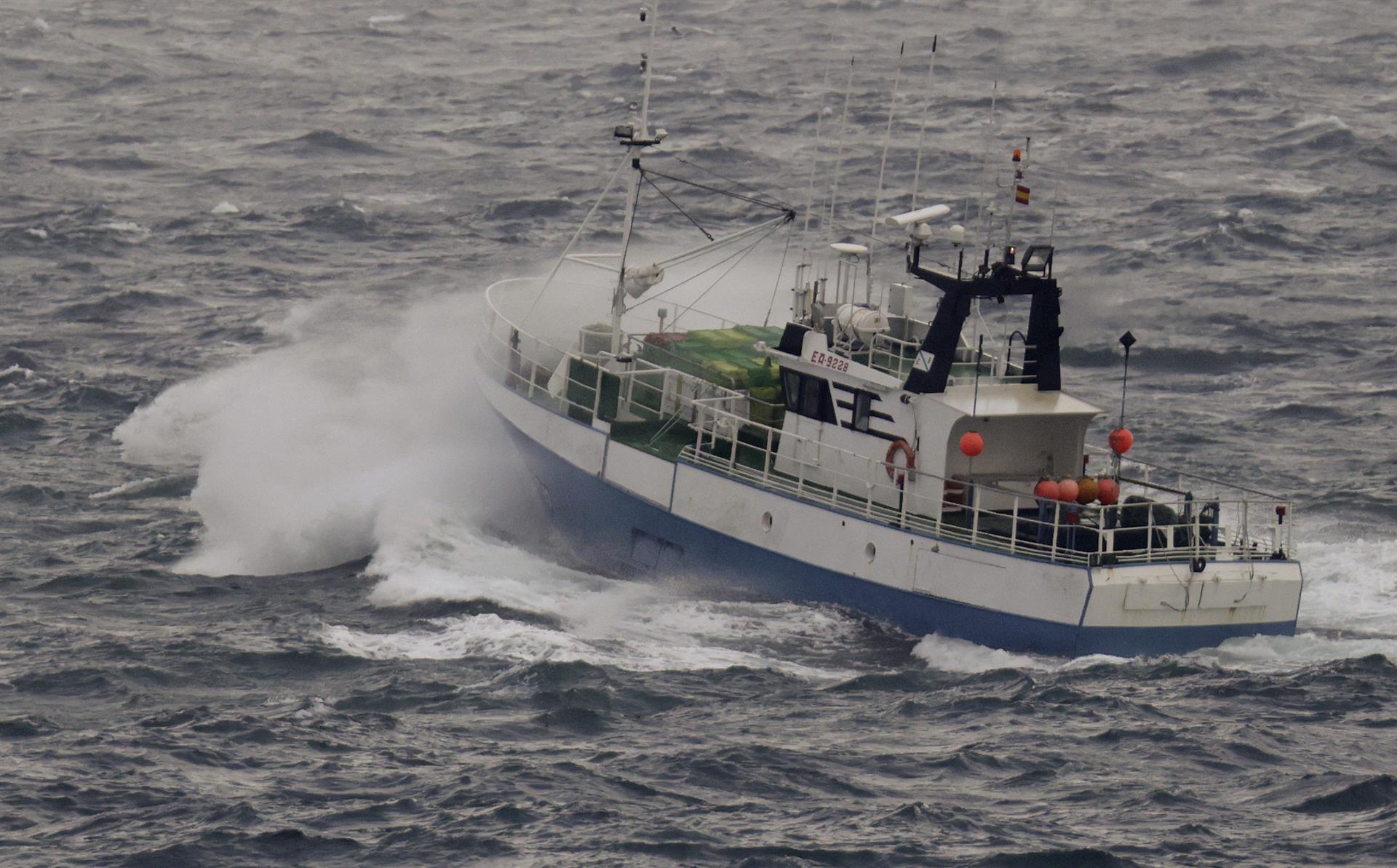 El barco de pesca Borrasca Primero, abandonaba este lunes el puerto de A Coruña, en una jornada en la que salvo Canarias, Extremadura y La Rioja, el resto del país se encuentra en alerta por vientos de hasta 100 kilómetros por hora, especialmente en la mitad norte, y olas de hasta 7 metros en la cornisa cantábrica, además de lluvia intensa y nieve, según la Agencia Estatal de Meteorología (Aemet). EFE/Cabalar
