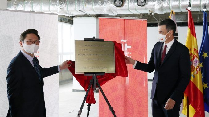 El presidente del Gobierno español, Pedro Sánchez, visitó este jueves las obras del que será el primer centro del Instituto Cervantes en Seúl, que dijo que supondrá la apertura "de una nueva página del atlas del español en el mundo".Sánchez, de visita oficial en Seúl, quiso destacar la importancia de la enseñanza del español en Corea del Sur con este acto en el que estuvo acompañado por el ministro de Cultura de este país, Park Bo-gyoon; la secretaria general del Instituto Cervantes, Carmen Noguera; y la ministra de Industria, Comercio y Turismo española, Reyes Maroto.
 EFE/EPA/KIM HEE-CHUL
