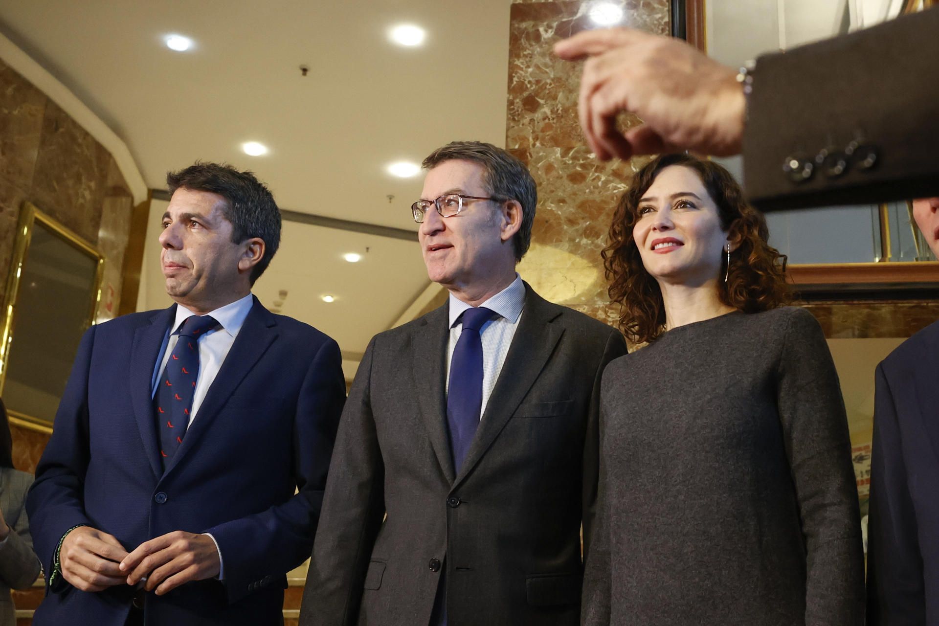 (De i a d) El presidente del PP de la Comunitat Valenciana Carlos Mazón posa junto al presidente del Partido Popular Alberto Núñez Feijóo y la presidenta de la Comunidad de Madrid Isabel Díaz Ayuso momentos antes de protagonizar un desayuno informativo en Madrid este lunes. EFE/ Javier Lizon
