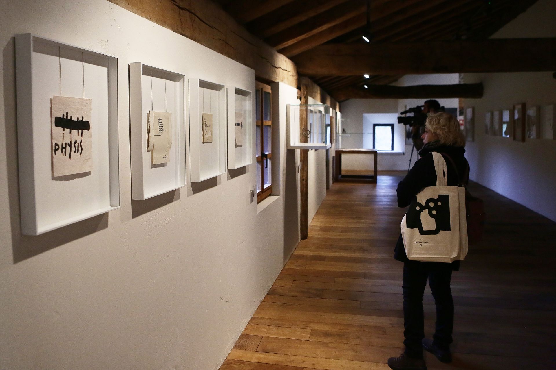 Presentación, este miércoles, de la exposición "Gravedad Zero-Zero grabitatea", que ocupará una de las salas del caserío Zabalaga de Chillida Leku. EFE/Gorka Estrada.
