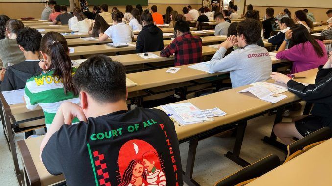 Imagen de archivo de alumnos examinándose de la EBAU en Asturias. EFE/ Paco Paredes
