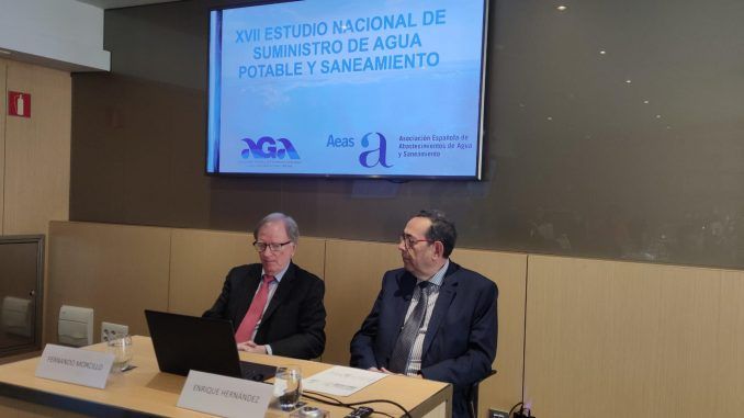 El presidente de la Asociación Española de Abastecimientos de Agua y Saneamiento (AEAS), Fernando Morcillo (a la izquierda), y el director general de la Asociación Española de Empresas Gestoras de los Servicios de Agua Urbana (AGA), Enrique Hernández (derecha), en la presentación, de este martes en Madrid, de su informe bienal "XVII Estudio Nacional de Suministro de Agua Potable y Saneamiento en España 2022". EFE/Irene Martín Morales
