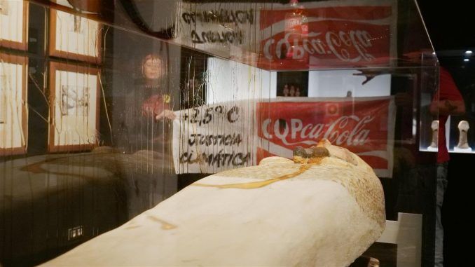 Vista de la protesta de dos militantes de Futuro Vegetal que este domingo han bañado con "petróleo" falso la vitrina de una réplica de momia faraónica y rociado la pared con "sangre" falsa en el Museo Egipcio de Barcelona en señal de protesta por la emergencia climática.-EFE/Extinction Rebellion***SOLO USO EDITORIAL/SOLO DISPONIBLE PARA ILUSTRAR LA NOTICIA QUE ACOMPAÑA (CRÉDITO OBLIGATORIO)***
