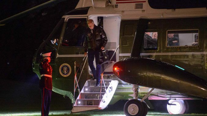 El presidente estadounidense Joe Biden sale de Marine One en el jardín sur de la Casa Blanca en Washington, este 17 de noviembre de 2022. EFE/EPA/Bonnie Cash / POOL
