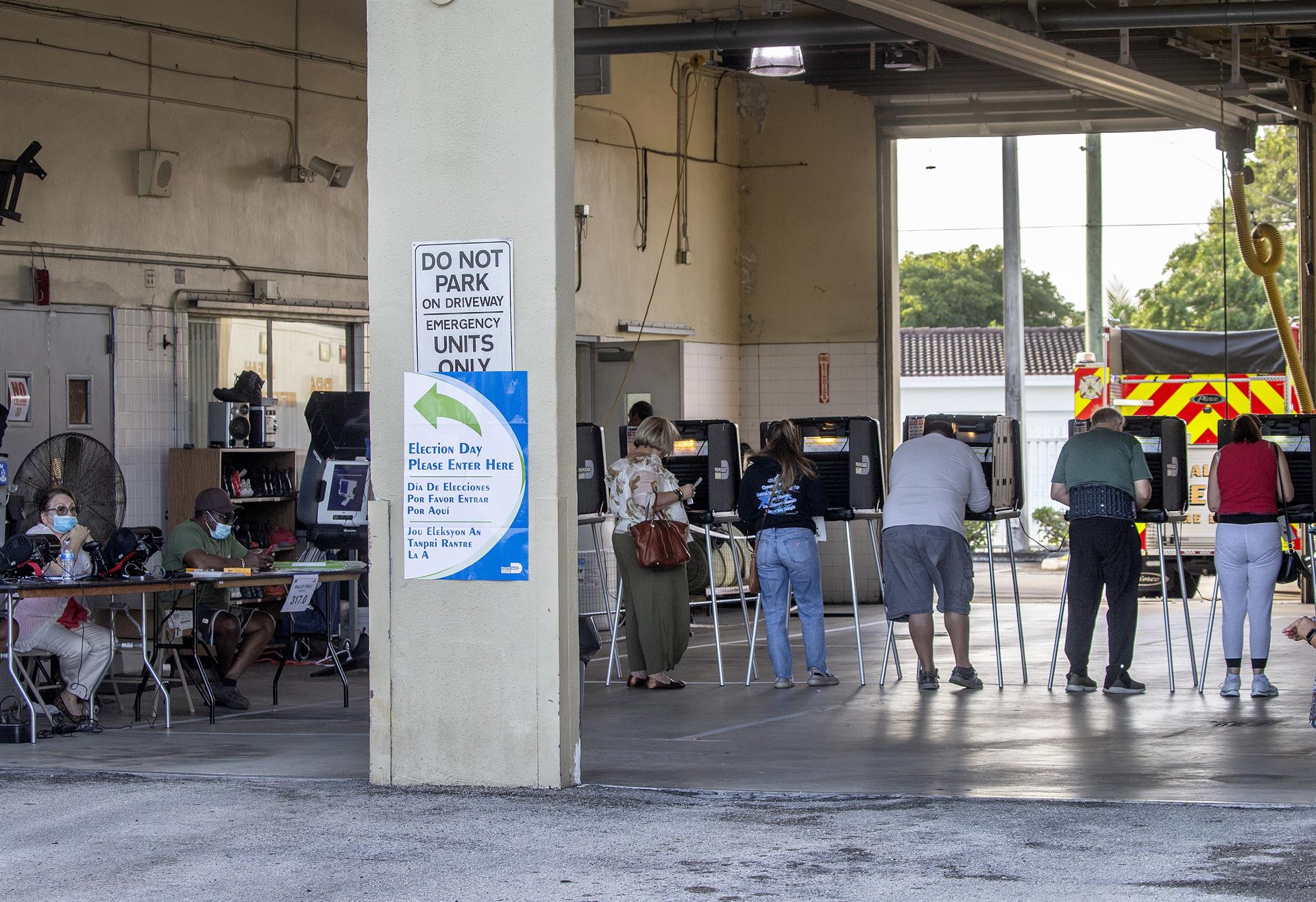 Personas acuden a votar en Hialeah, Florida, este 8 de noviembre de 2022. EFE/Cristóbal Herrera
