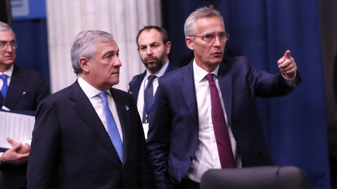 El secretario general de la OTAN, Jens Stoltenberg (D), y el ministro de Relaciones Exteriores de Italia, Antonio Tajani (I), en la reunión de ministros de Exteriores de la OTAN celebrada en Bucarest. EFE/EPA/ROBERT GHEMENT
