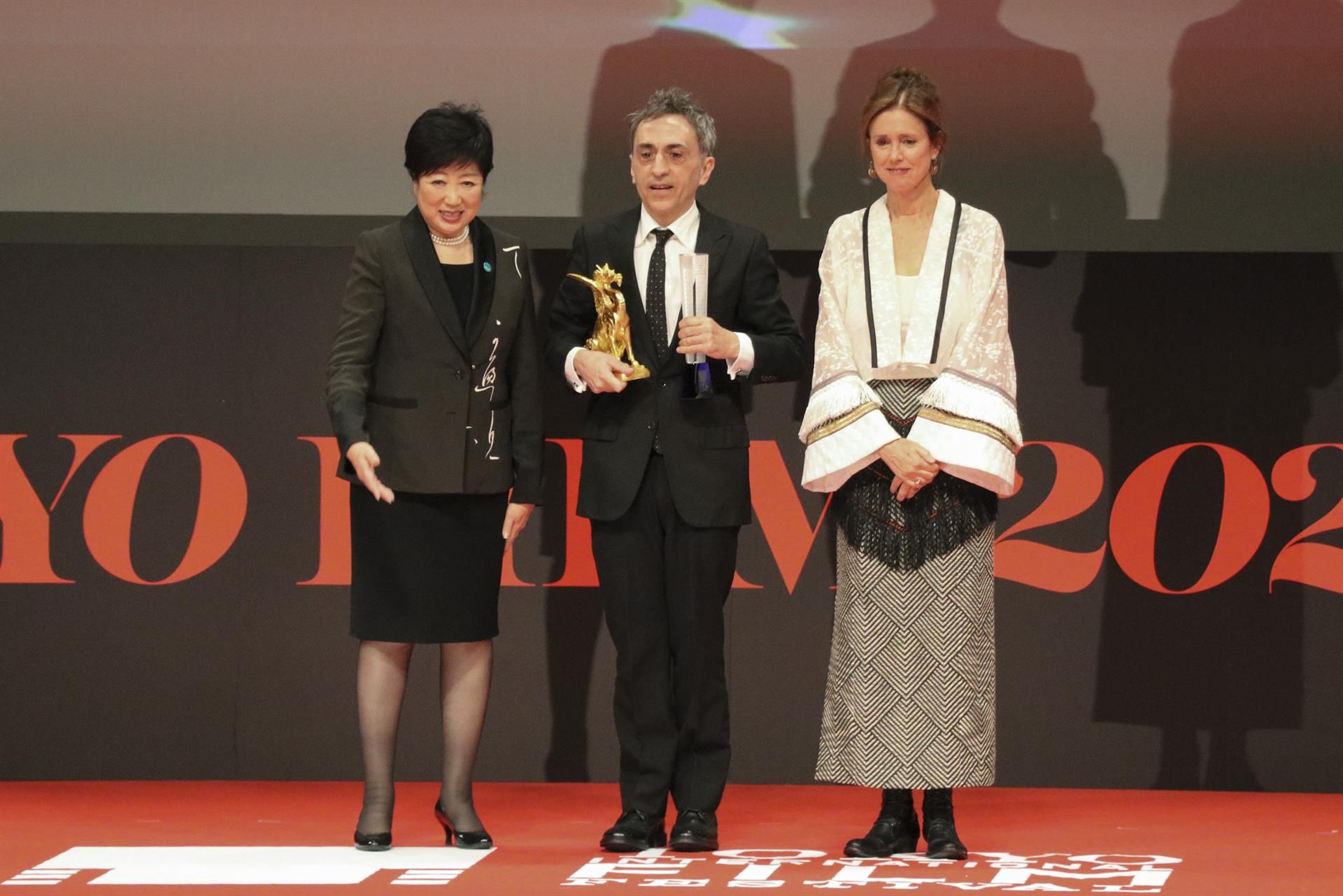 La gobernadora de Tokio, Yuriko Koike, el director del festival de cine latino de Tokio (Latin Beat), Alberto Calero, y la cineasta Julie Taymor, en la entrega del Gran Premio del Festival Internacional de Cine de Tokio (TIFF), que fue otorgado a "As Bestas", de Rodrigo Sorogoyen. EFE/ Edurne Morillo
