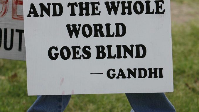 Imagen de archivo de una pancarta con la frase de Mahatma Gandhi: "Ojo por ojo y el mundo se quedará ciego" en una protesta contra la pena de muerte en Texas (EEUU). EFE/AARON M. SPRECHER
