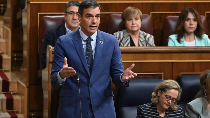 El presidente del Gobierno, Pedro Sánchez (c), interviene durante la sesión de control al Gobierno, este miércoles, en el Congreso de los Diputados. EFE/ Fernando Villar
