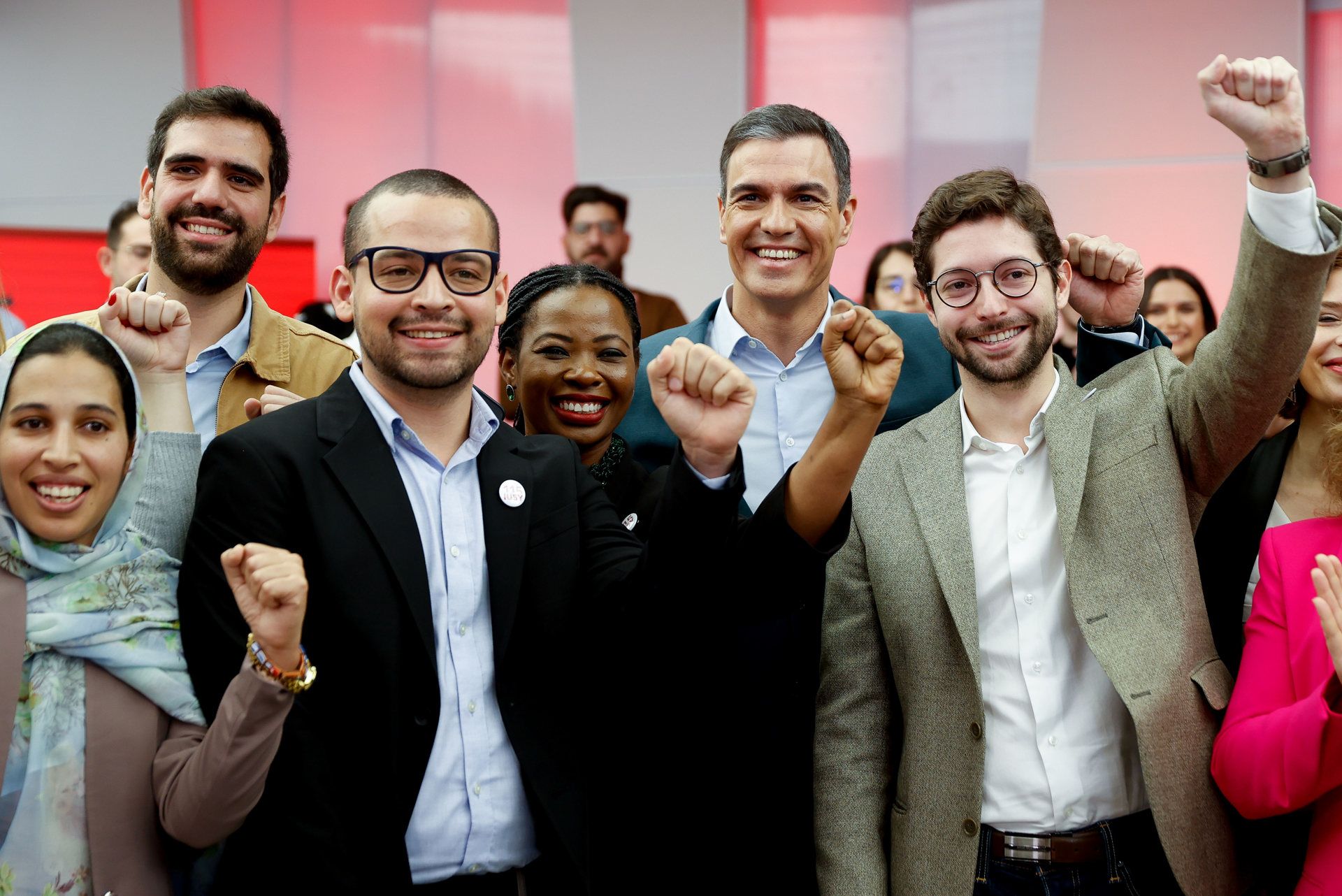 El presidente del Gobierno y líder del PSOE, Pedro Sánchez (2d), y el presidente de la Unión Internacional de Juventudes Socialistas, Jesús Tapia (3i), posan para una foto mientras participan en la reunión del Presidium de la Unión Internacional de Juventudes Socialistas (IUSY), este jueves en Madrid. EFE/ Mariscal
