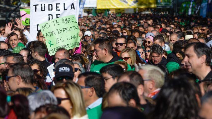 Vista de los participantes este domingo en la Marcha contra el Cáncer de Valladolid, la más numerosa de las que se celebran en España y que tiene como objetivo superar los 60.000 inscritos y batir así su propio récord. EFE/Nacho Gallego
