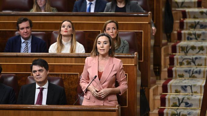 La portavoz del Grupo Popular, Cuca Gamarra, se dirige al jefe del Ejecutivo, Pedro Sánchez, durante la sesión de control al Gobierno celebrada este miércoles en el Congreso. EFE/Fernando Villar
