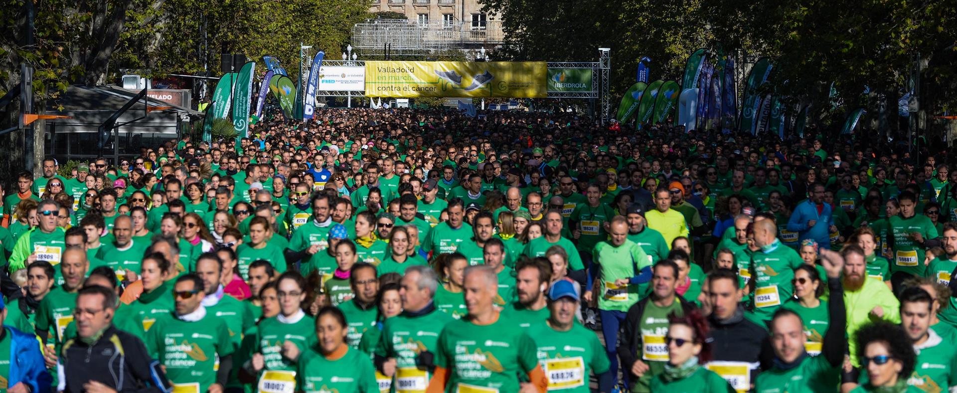 Vista de los participantes este domingo en la Marcha contra el Cáncer de Valladolid, la más numerosa de las que se celebran en España y que tiene como objetivo superar los 60.000 inscritos y batir así su propio récord. EFE/Nacho Gallego
