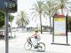 Una mujer en bicicleta pasa junto a un termómetro de calle en Sevilla que marca 45 grados, en una imagen de archivo. EFE/ Raúl Caro.