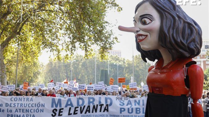 Manifestación ciudadana que recorre este domingo el centro de Madrid bajo el lema "Madrid se levanta por la sanidad pública", convocada por asociaciones vecinales y municipios, a la que están llamados los profesionales de las urgencias de Atención Primaria, también convocados a una nueva jornada de huelga. EFE/ Chema Moya
