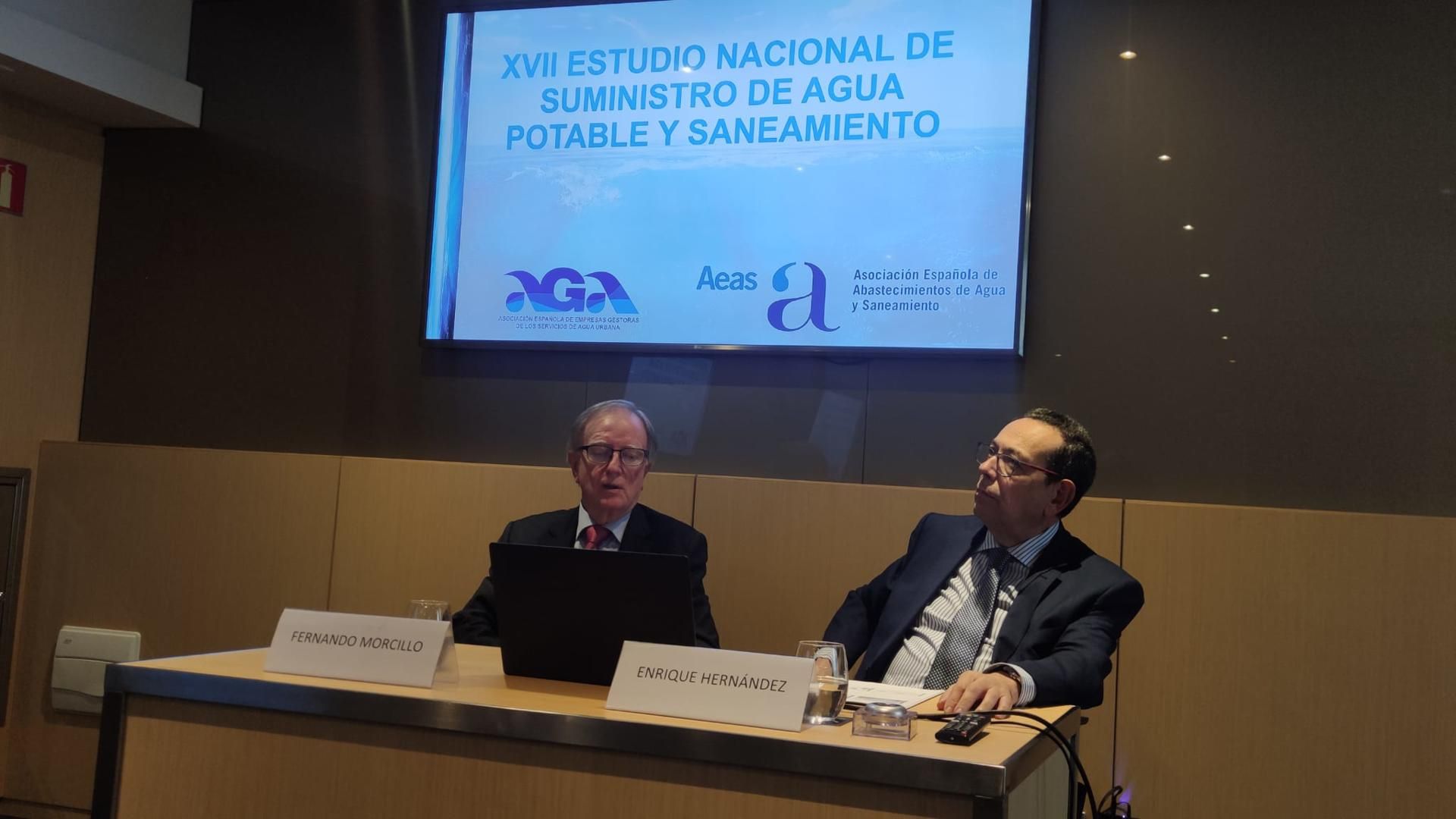 El presidente de la Asociación Española de Abastecimientos de Agua y Saneamiento (AEAS), Fernando Morcillo (a la izquierda), y el director general de la Asociación Española de Empresas Gestoras de los Servicios de Agua Urbana (AGA), Enrique Hernández (derecha), en la presentación, de este martes en Madrid, de su informe bienal "XVII Estudio Nacional de Suministro de Agua Potable y Saneamiento en España 2022". EFE/Irene Martín Morales
