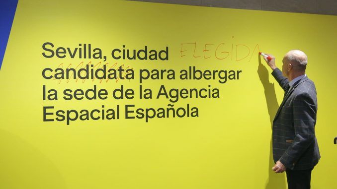 Antonio Muñoz, alcalde de Sevilla modificando el cartel de la candidatura de Sevilla tras ser elegida como la Agencia Espacial Española