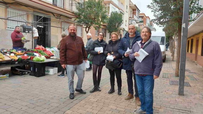 Miembros de Leganemos con panfletos informativos