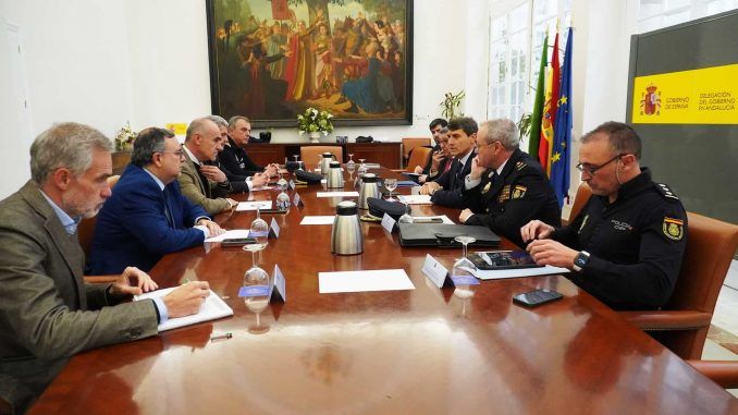 El alcalde de Sevilla junto con los delegados de Gobierno reunidos con la Policía Local y Nacional