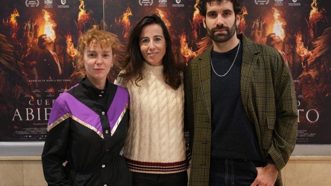 La directora, Ángeles Huerta (c) posa esta semana junto con el actor Tamar Novas (d) y la actriz María Vázquez (i) durante la presentación de su última película 'Cuerpo Abierto'. EFE/ Borja Sánchez Trillo
