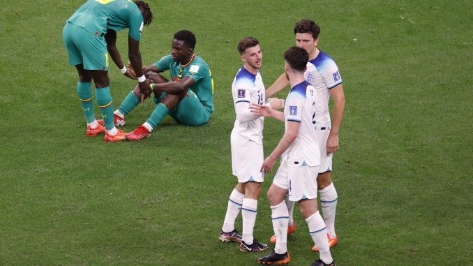 Jugadores de Inglaterra celebran hoy, al final de un partido de los octavos de final del Mundial de Fútbol Qatar 2022 entre Inglaterra y Senegal en el estadio Al Bait en Jor (Catar). EFE/ Juan Ignacio Roncoroni
