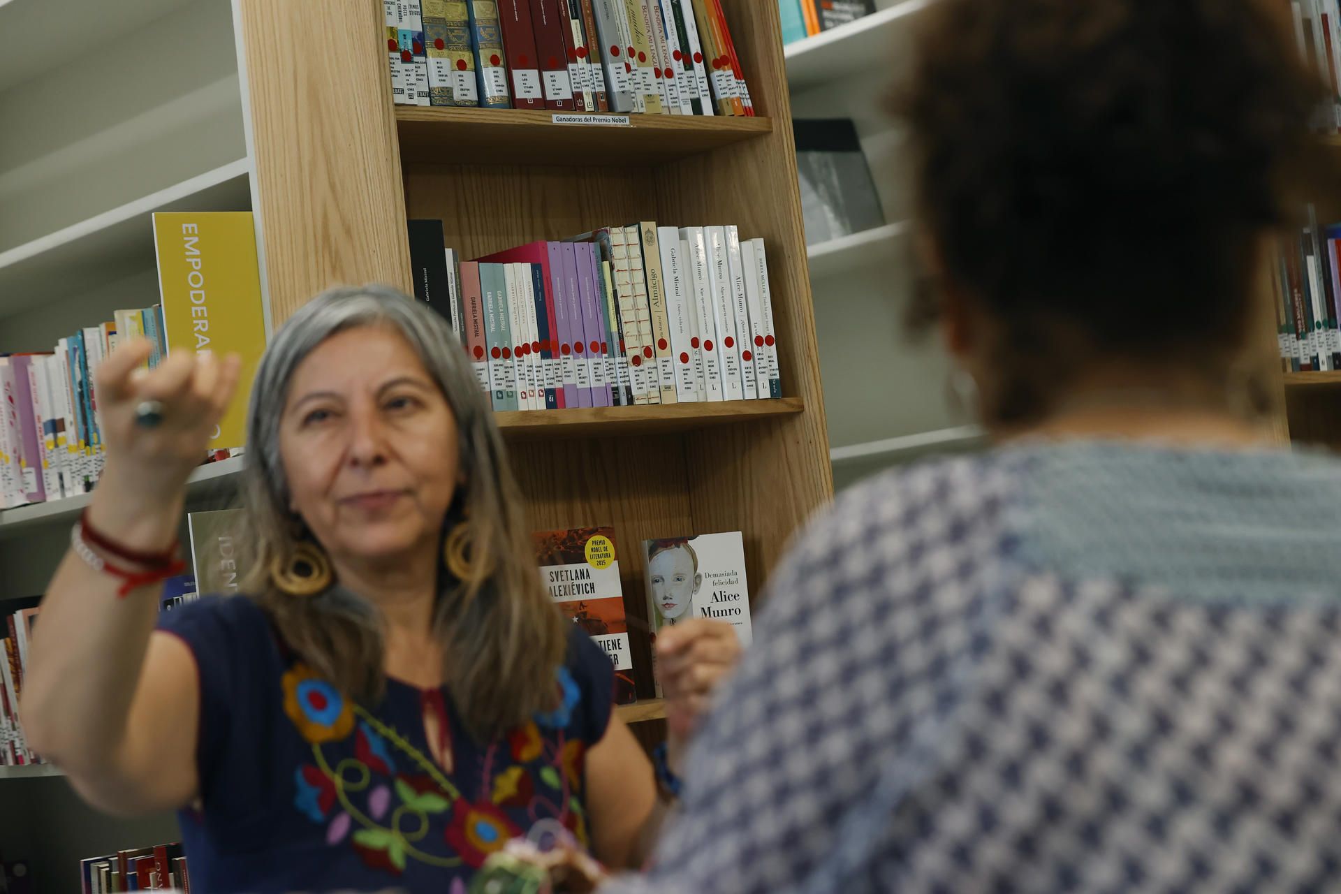 Mujeres participan en un club de lectura, el 30 de noviembre 2022, en la llamada Biblioteca de las Mujeres, en Santiago (Chile). EFE/ Elvis González
