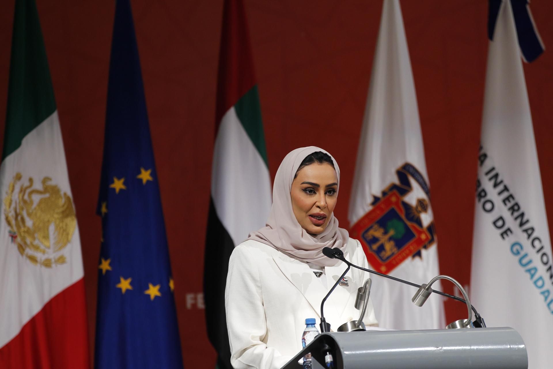 La directora de ferias y festivales de la autoridad del Libro de Sharjah, Khoula Al Mijaini, habla durante la ceremonia de clausura de la 36 edición de la Feria Internacional del Libro (FIL), en Guadalajara, Jalisco (México). EFE/Francisco Guasco
