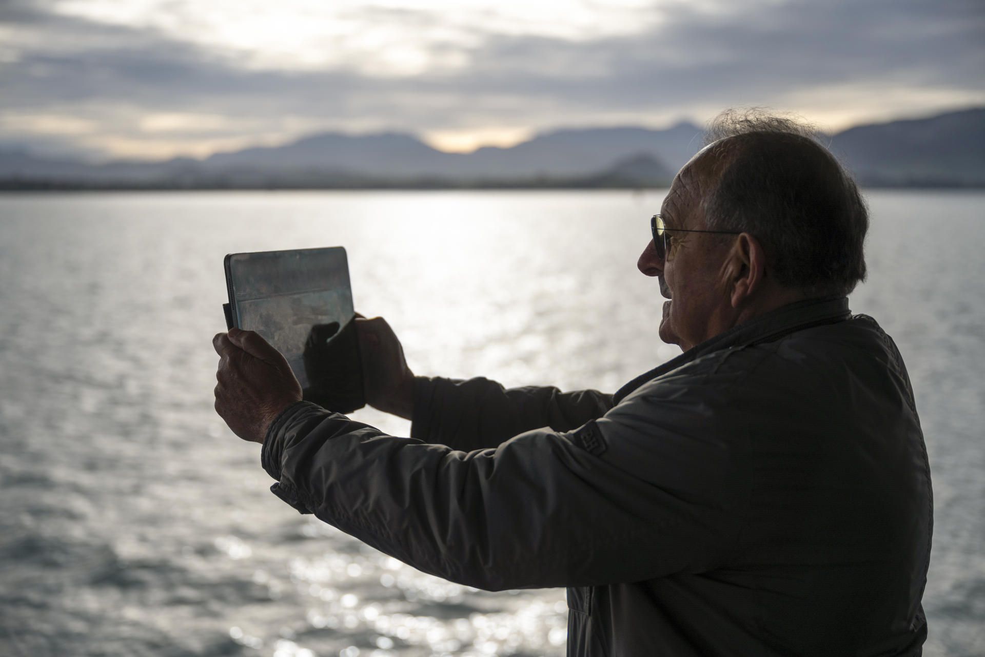 A sus 71 años, Miguel Ángel Miguélez lleva diez siendo "El Tomavistas de Santander", un "influencer" jubilado que acumula miles de seguidores en redes sociales por sus fotografías de amaneceres y su retrato del día a día de la capital cántabra. EFE/Pedro Puente Hoyos
