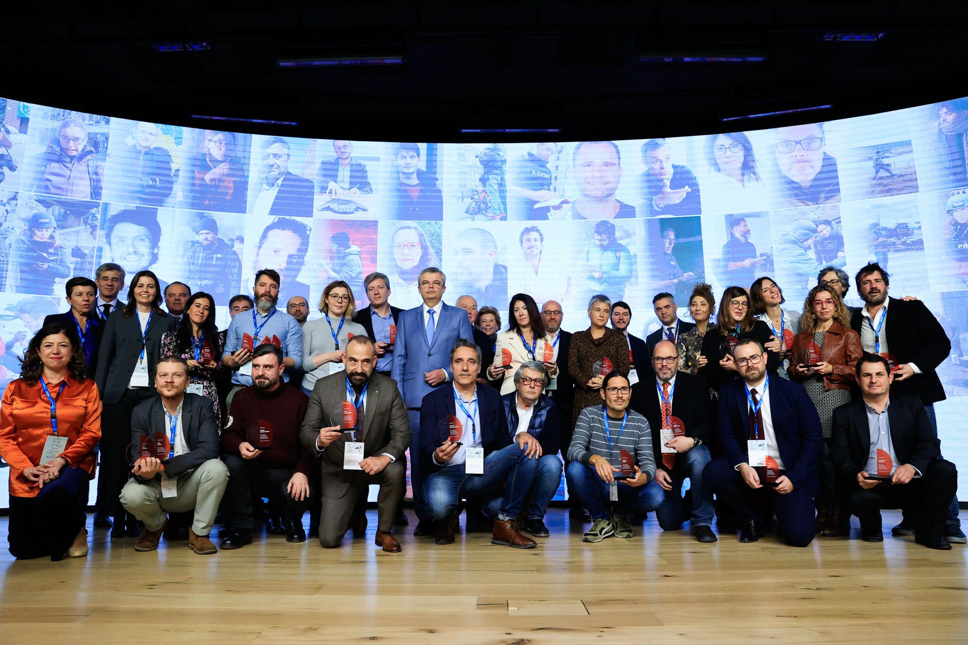 Foto de familia de algunos de los 58 periodistas premiados por la Asociación de Medios de Información (AMI), por su labor en Ucrania, entre ellos de la Agencia EFE, en el marco de su conferencia anual, Claves 2023, este jueves en Madrid. EFE/ Zipi
