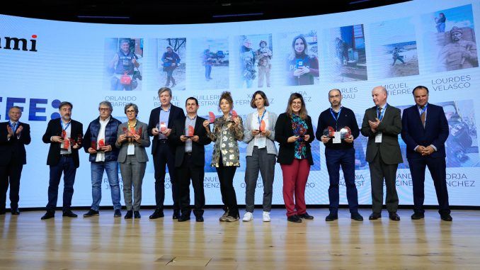 Foto de familia de los miembros del equipo de la Agencia EFE premiados por la Asociación de Medios de Información (AMI), por su labor en Ucrania el marco de su conferencia anual, Claves 2023, este jueves en Madrid. EFE/ Zipi
