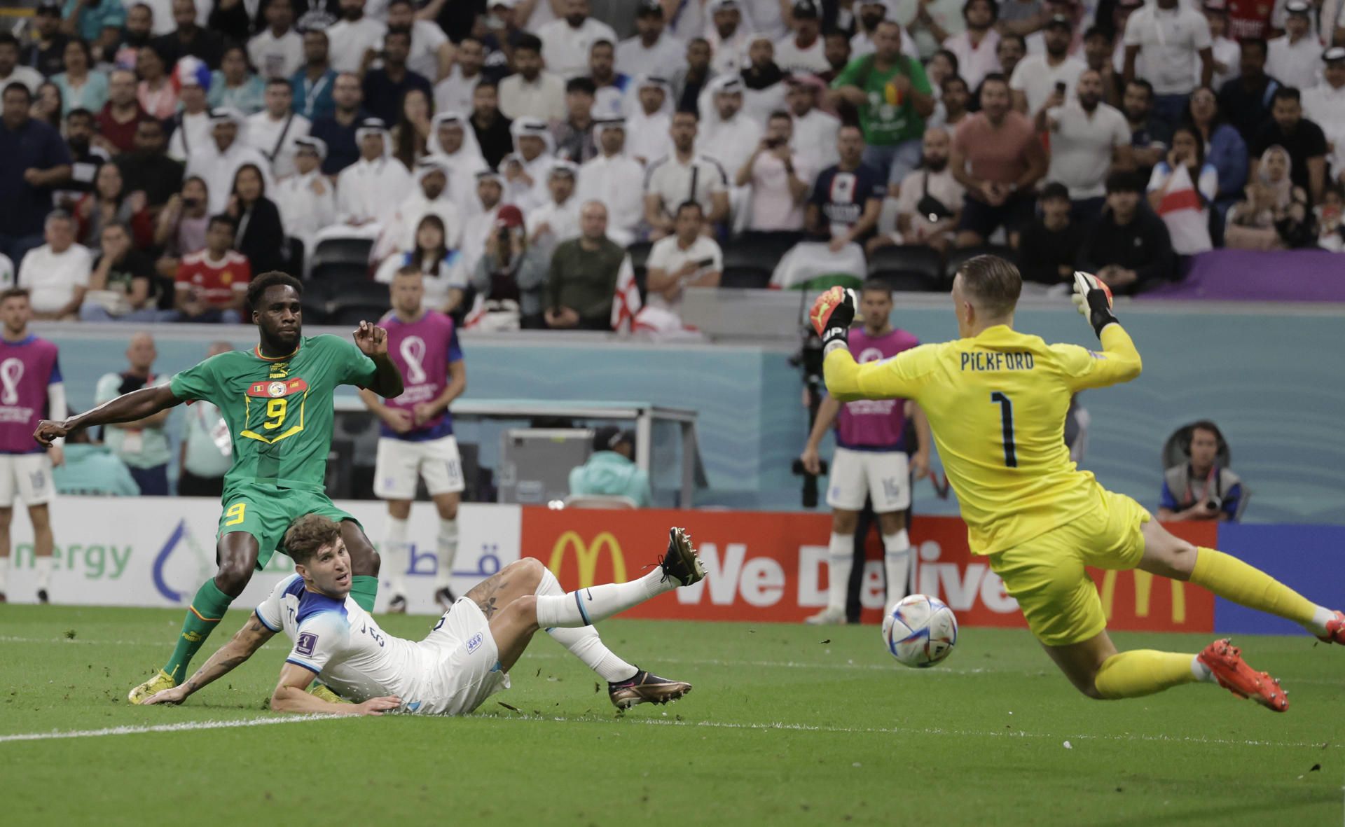 Jordan Pickford (d) de Inglaterra defiende ante Lliman Ndiaye (i) de Senegal hoy, en un partido de los octavos de final del Mundial de Fútbol Qatar 2022 entre Inglaterra y Senegal en el estadio Al Bait en Jor (Catar). EFE/Antonio Lacerda
