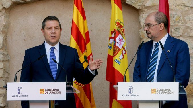 El presidente de Castilla-La Mancha, Emiliano García-Page (i), y su homólogo de Aragón, Javier Lambán, en una imagen de archivo. EFE/ Pepe Zamora
